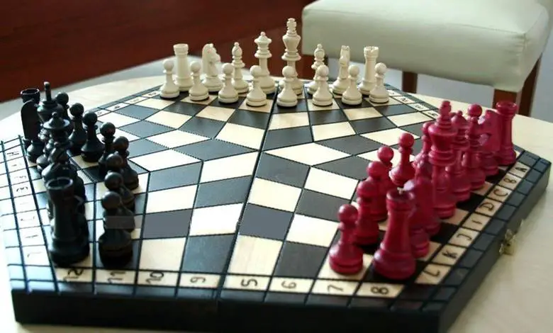 üç kişilik satranç.