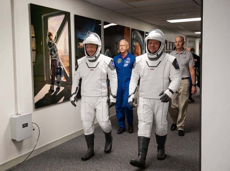 Amerikalı Astronotlar Robert Behnken ile Douglas Hurley ve Yeni Uzay Giysileri