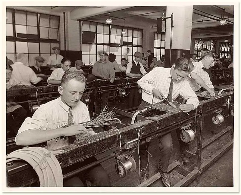 Элтон мэйо хоторнские эксперименты кратко. Мэйо. Элтон мэйо хоторнские эксперименты. Хоторнский эксперимент элтона мэйо кратко. Э эксперименты.