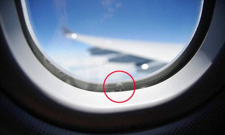  Uçak Pencerelerinde Küçük Bir Delik Neden Var?