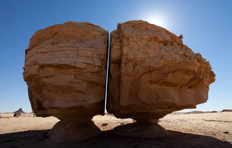 Suudi Arabistan'daki Al Naslaa Kayası Nasıl İkiye Bölündü?