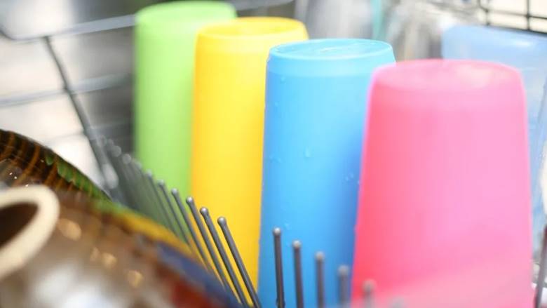Bulaşık Makinesinde Yıkanan Plastikler Neden Tam Kurumaz?