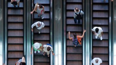 yürüyen merdivende yürüme