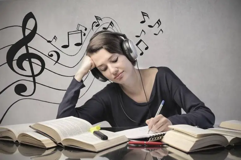 Ders Çalışırken Müzik Dinlemek Bizim İçin İyi midir?