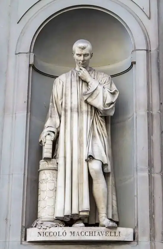  Floransa'daki Uffizi'deki Machiavelli Heykeli.