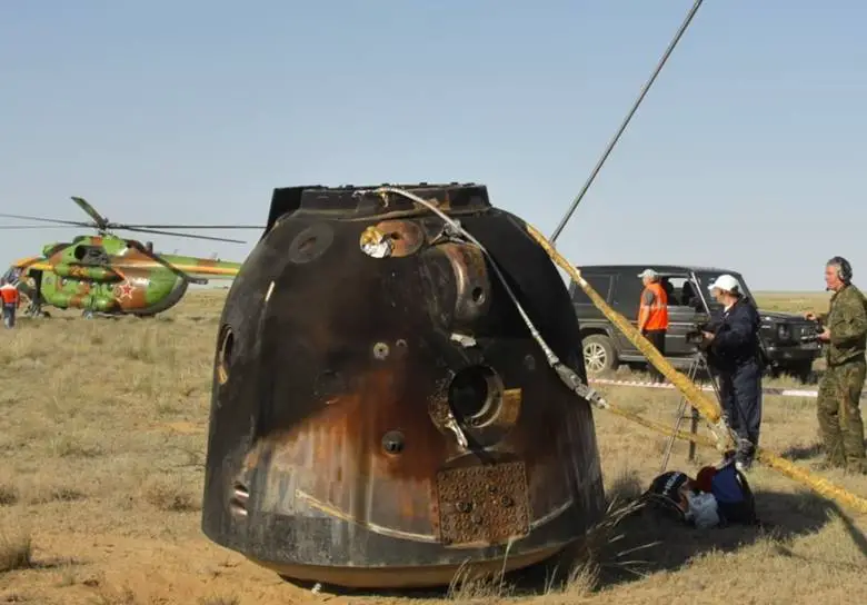 Yeryüzüne iniş yapmış bir Soyuz kapsülünün fotoğraf