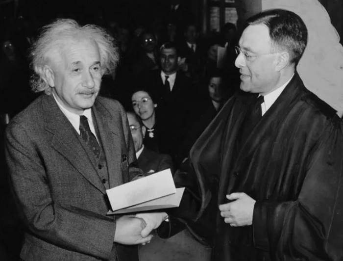 Albert Einstein 1940 yılında Amerikan Vatandaşlığı alırken